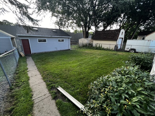 flat and fenced backyard - 2632 Toledo Ave S