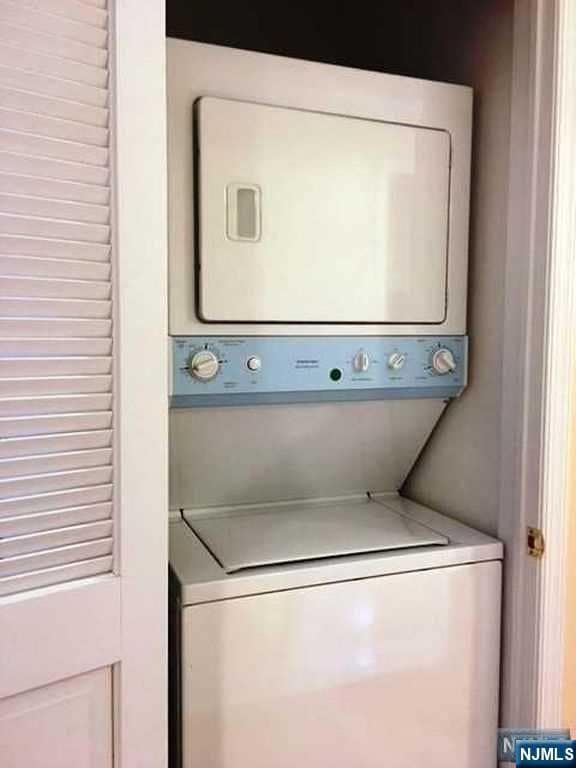 Building Photo - 14 Hemlock Lane