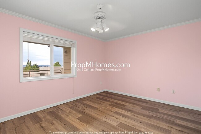 Building Photo - Two Bedroom Condo in the Heart of Bethany!