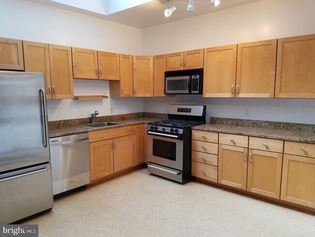 Building Photo - 104 S 13th St