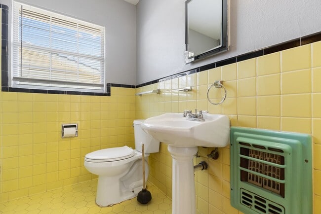 Building Photo - Charming Home Awaits: Spacious & Modern Living in a Prime Location