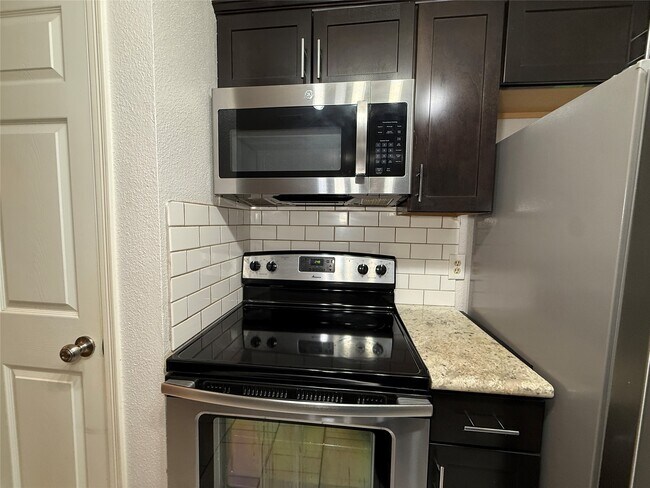 Building Photo - 2125 Augusta Dr