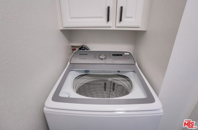 Building Photo - 435 N Oakhurst Dr