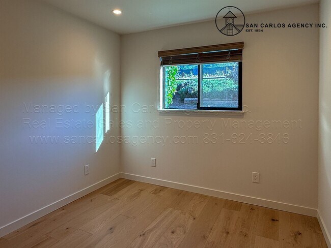 Building Photo - LESLA (I/O)