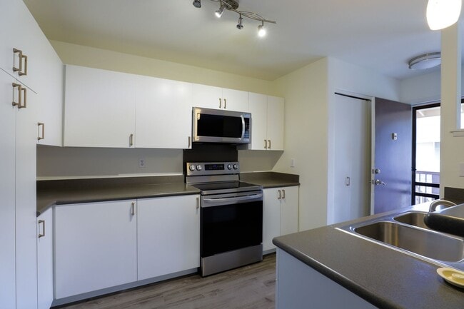 Building Photo - Rarely Available !  Beautiful 3-Bedroom Corner Unit – Pet Friendly & Spacious!