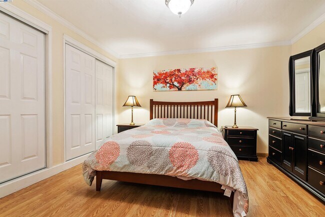 Building Photo - 385 Camelback Rd