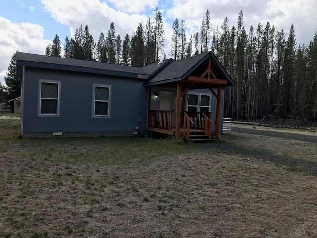 Building Photo - Quiet Home Out of Town