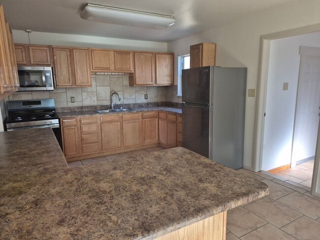 Building Photo - 4- Bedroom 1.5 bath home with over 1400sqft of living space!!