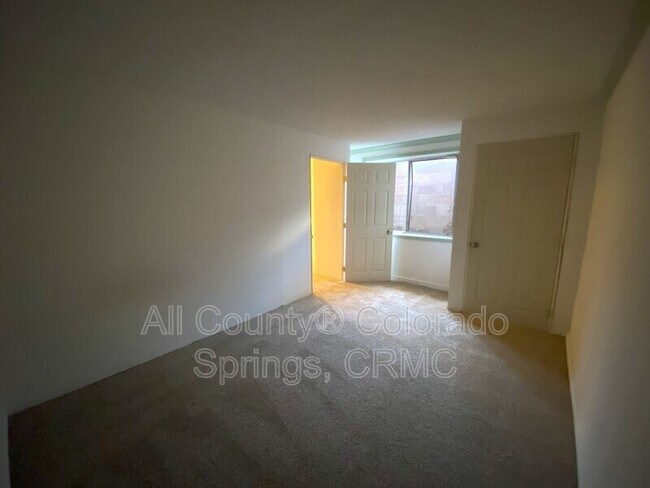 Building Photo - 218 W Rockrimmon Blvd