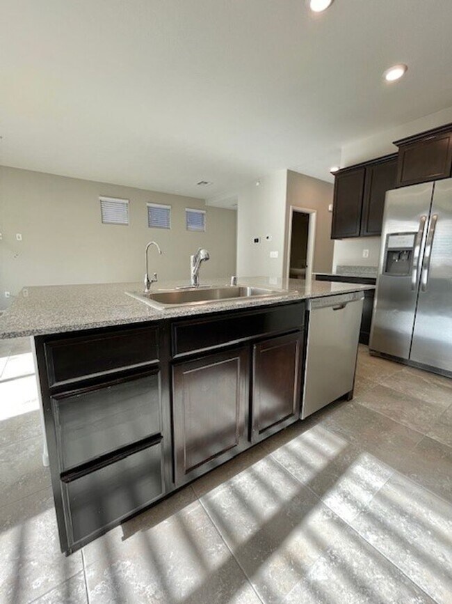 Building Photo - Beautiful South West Home-Coming Soon-8/21/26!