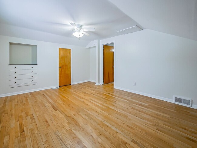 Building Photo - AVAILABLE NOW! Spacious 4-Bed Gem in the Heart of Clawson!