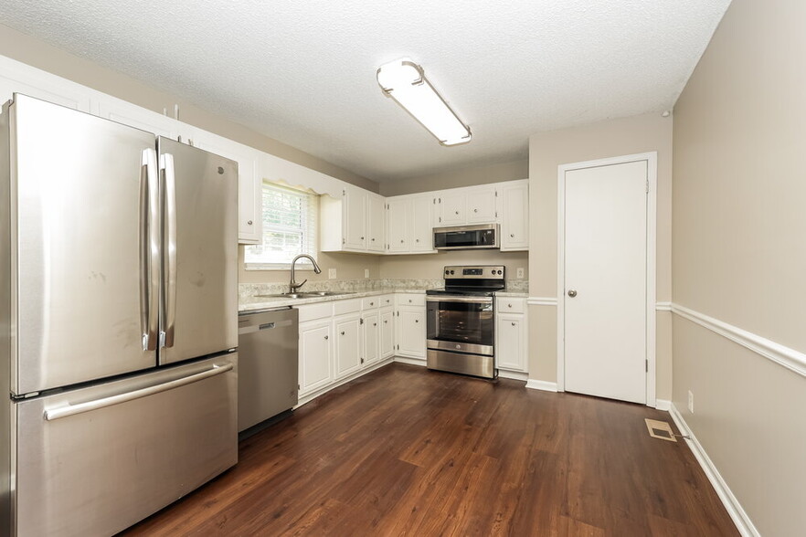 Building Photo - 3205 Country Lawn Dr