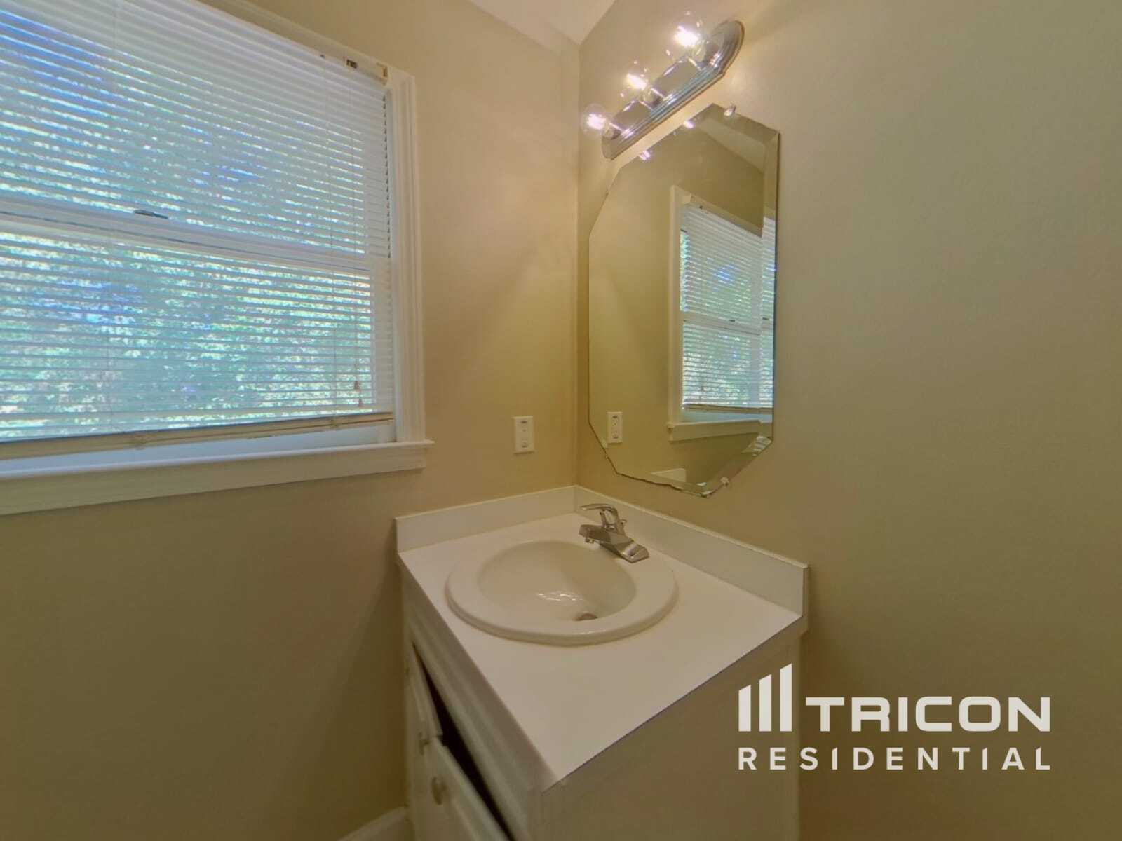 Building Photo - 5823 Williamsburg Dr NW