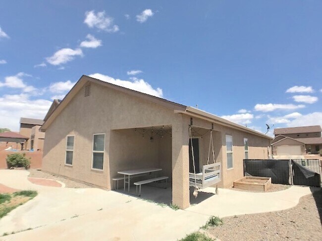 Building Photo - Don't miss out!  Beautiful 3 bedroom Los Lunas Home! Open Layout, spacious living room. Easy I-25...