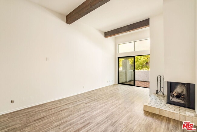Building Photo - 1559 Palisades Dr