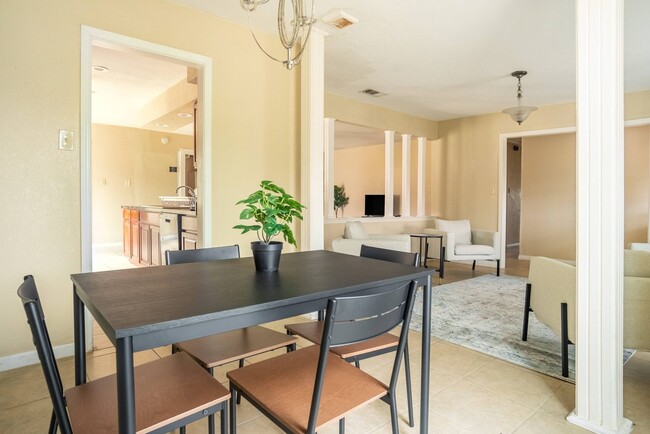 Building Photo - Queen room in 4-bed/2.0-bath Home