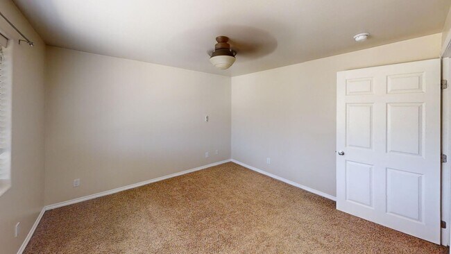 Building Photo - *AVAILABLE NOW**2 Bedroom 1 1/2 Bath- Back...