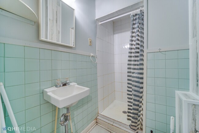 Building Photo - 1650 N Oakley Ave