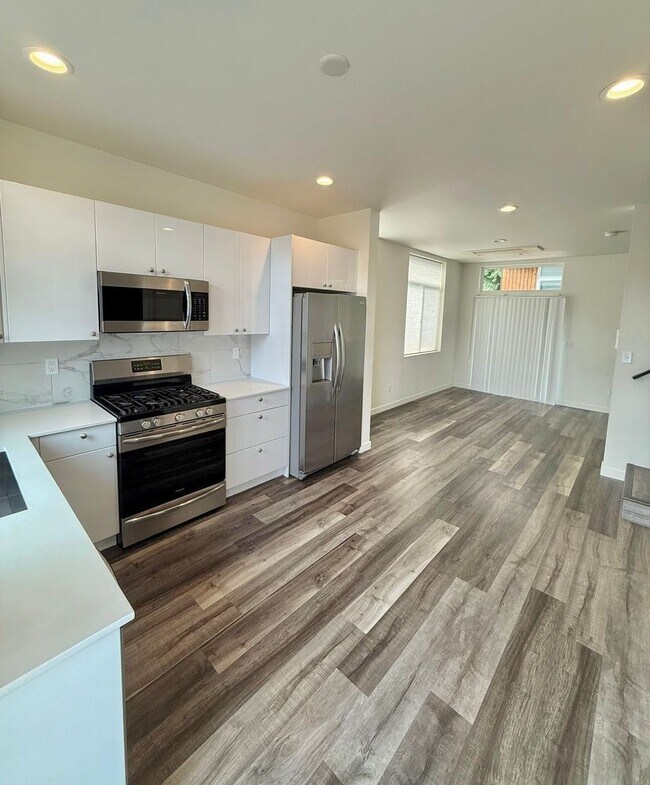 Building Photo - Spacious 8-Bedroom in Ravenna – Centrally Located Near UW and U Village