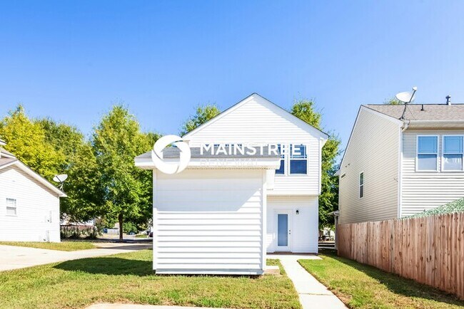 Building Photo - 3 Bedroom Pet-Friendly Home in Huntersville, NC with Main Street Renewal