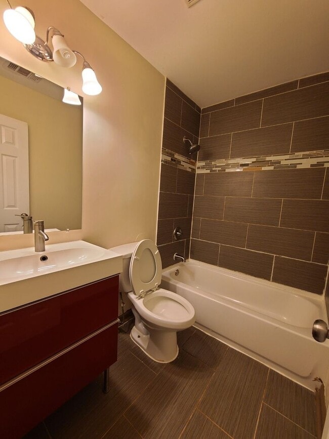 Building Photo - Conveniently Located 3 Bedroom 1 1/2 Bath ...