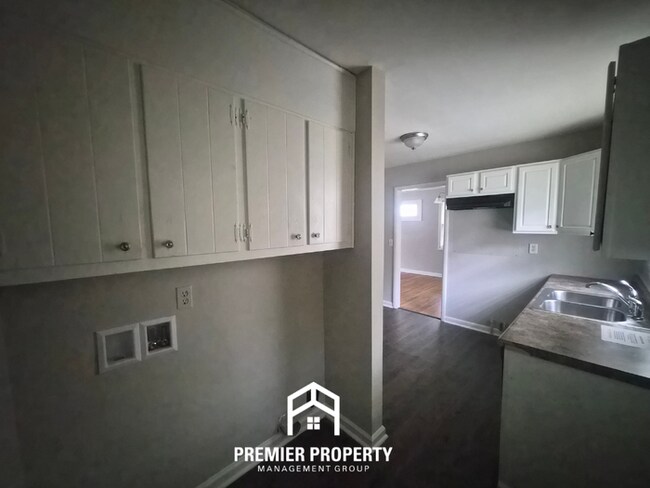 Building Photo - Charming 3BR/1.5BA in West Huntsville | Hardwood Floors Throughout & Fenced Yard