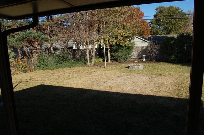 Building Photo - Solid stone ranch in south-central Lincoln!
