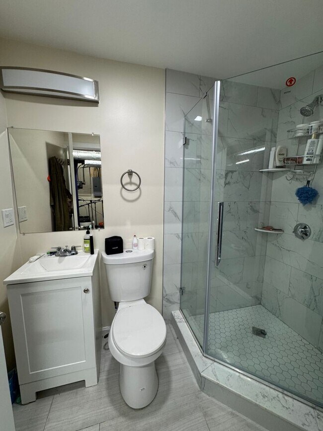 Building Photo - Townhouse perfect for "Socially Inclined" Students.  Get $1,000 upon closing!   TV's & mini-fridg...