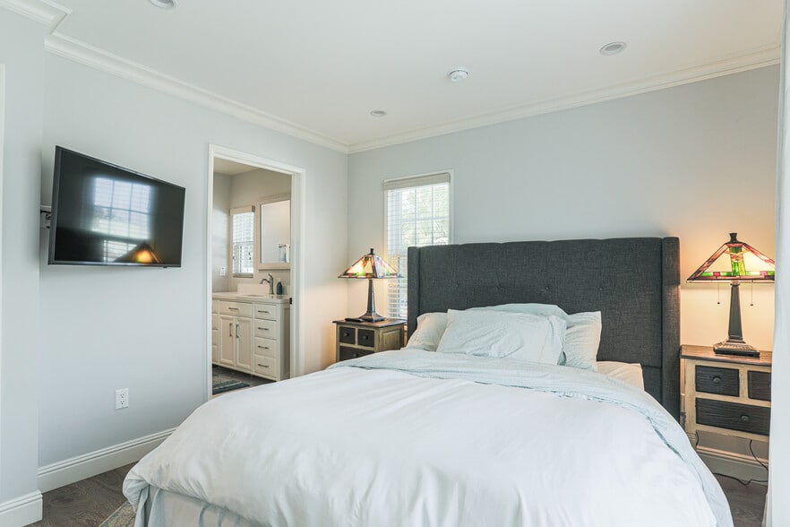 Guest Bedroom #3 (Primary Bedroom) w En Suite Bathroom & Walk Out Balcony - 4155 Edenhurst Ave