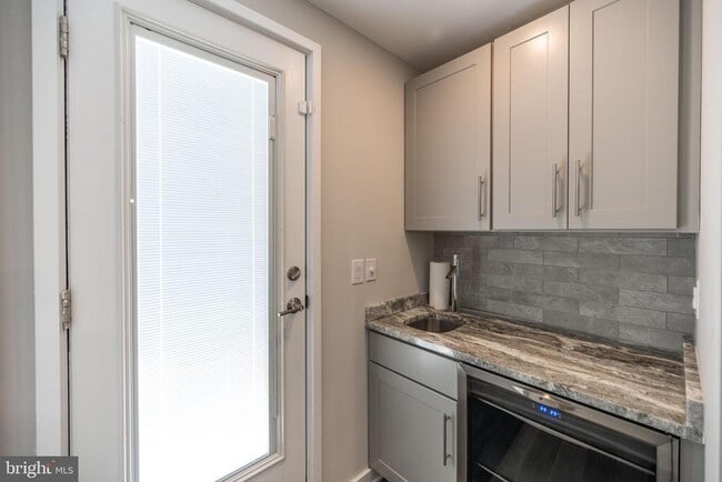 Building Photo - 1442 Hope St