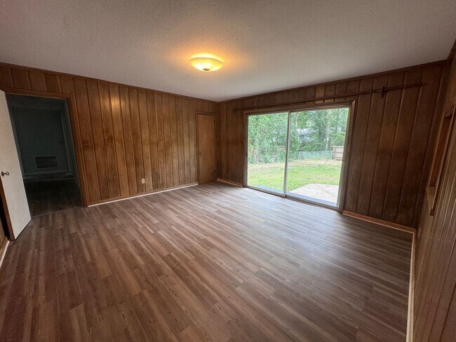 Building Photo - Charming 3 BR/2BA Home in Eastover District
