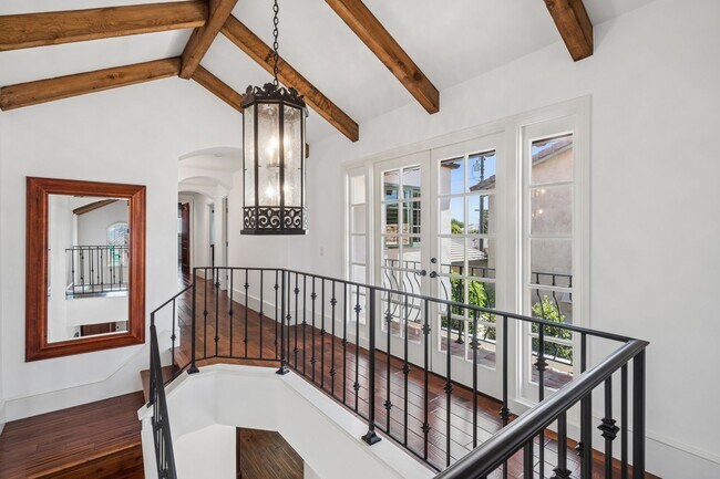 Building Photo - Charming 3BD Home in Coveted Newport Heights