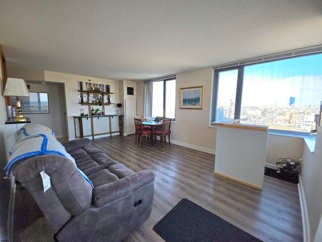 Building Photo - 526 Pacific Ave