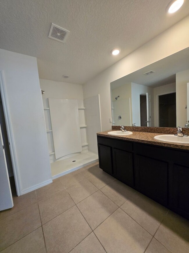 Building Photo - 4  bedroom 2 bath Home for Rent  in the He...