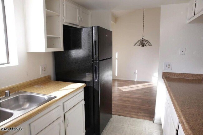 Building Photo - 850 S River Dr