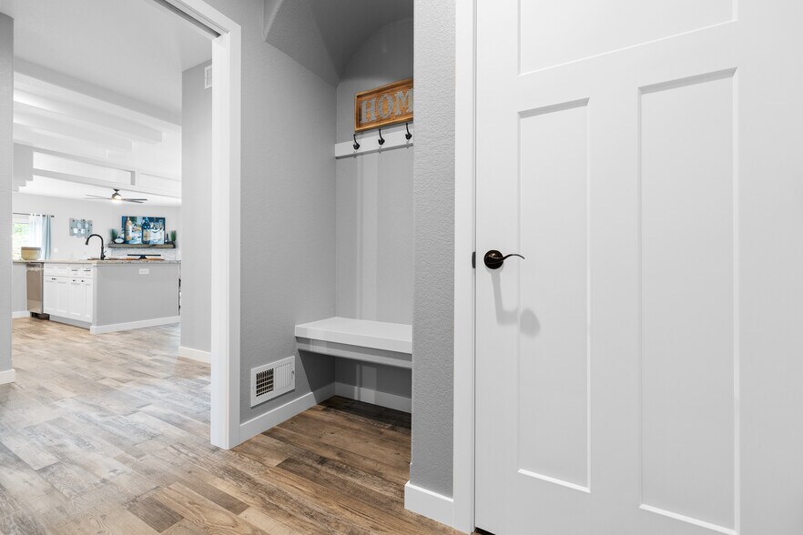 Building Photo - 1310 Daisy Dr