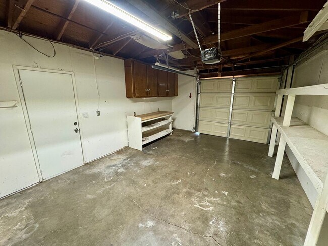 Building Photo - Nice 2 Bedroom Home with Large Backyard an...