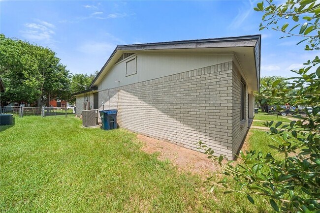 Building Photo - 1417 Hillside Dr