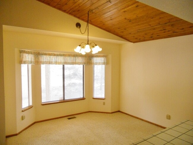 Building Photo - Charming 3-Bed, 2-Bath Home with 2-Car Gar...