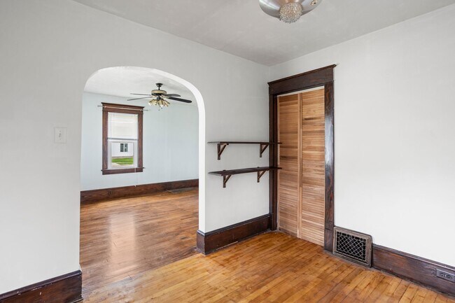 Building Photo - 615 E 3rd St