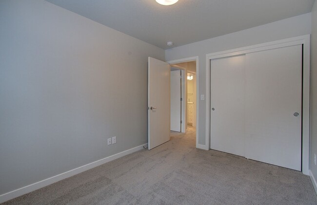 Building Photo - Beautiful Townhouse with Easy Access to Ev...