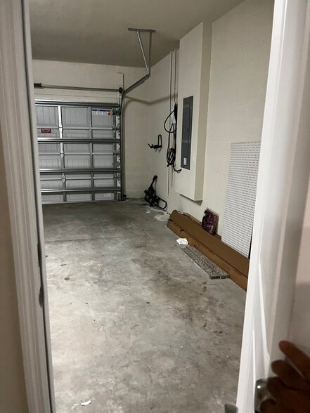 Garage - 1418 Evergreen Ter