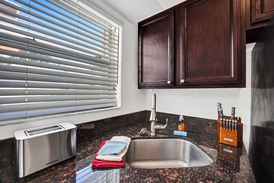 Building Photo - 335 Desoto St