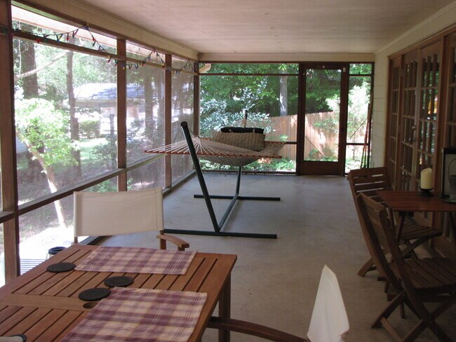 Building Photo - 2907 Elgin St