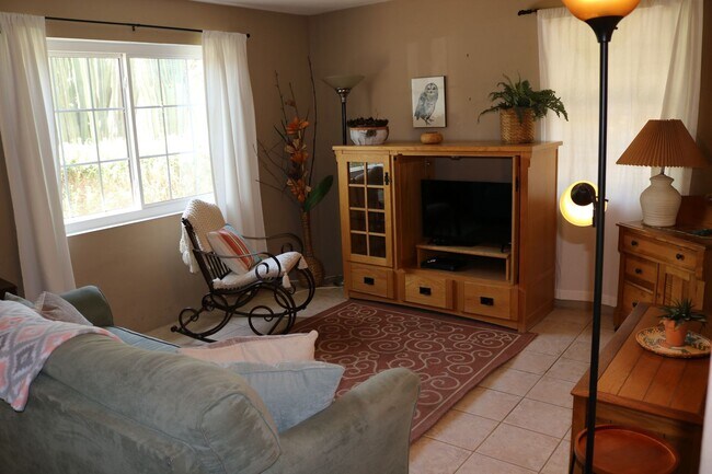 Building Photo - Two bedroom one bath fully furnished located in central Tucson!