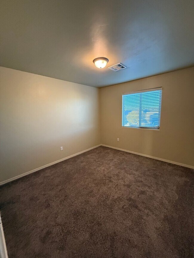 Building Photo - Charming 3BD/2.5BA with Garage in Legends West - Available Now!