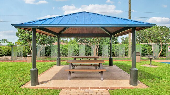 Building Photo - 3172 N Greenleaf Cir