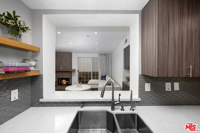 Building Photo - 930 N Doheny Dr