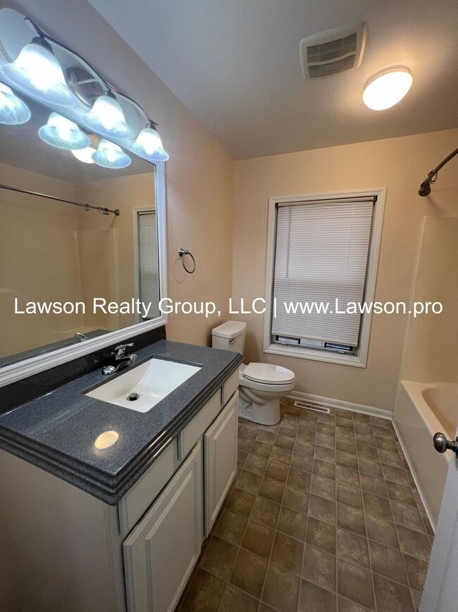 Building Photo - Townhome in Garden City