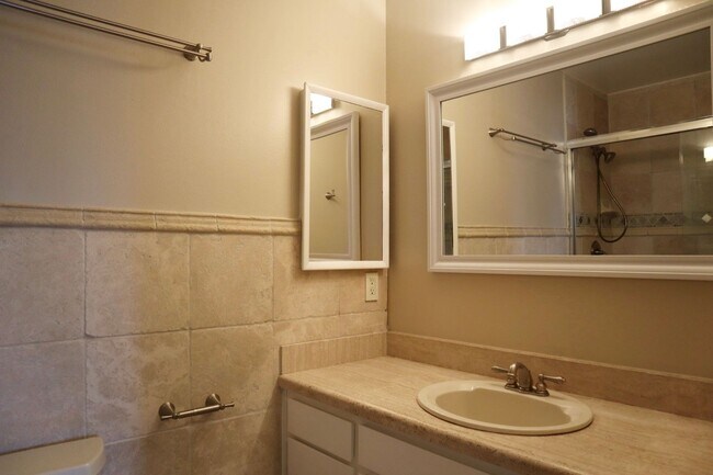 Building Photo - Gorgeous 4-bedroom home with pool – Lakesh...